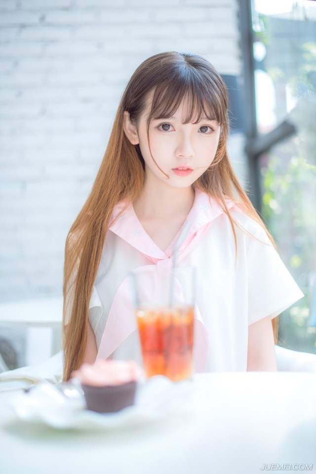 “吼~”伏德一把拔出了腿上的箭簇，身体一滚，滚进了对方的战船之中，手中钢刀一刀将两名江东战士的腿齐根斩断，这是他这辈子第一次，作为自己参战，无所谓忠诚，无所谓为谁而战，他只想为自己战一次，哪怕，是最后一次。